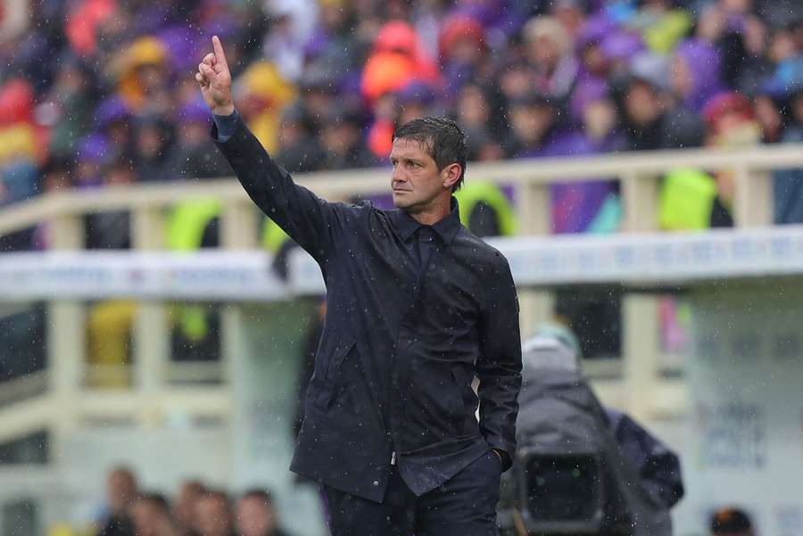 Chivu da órdenes.