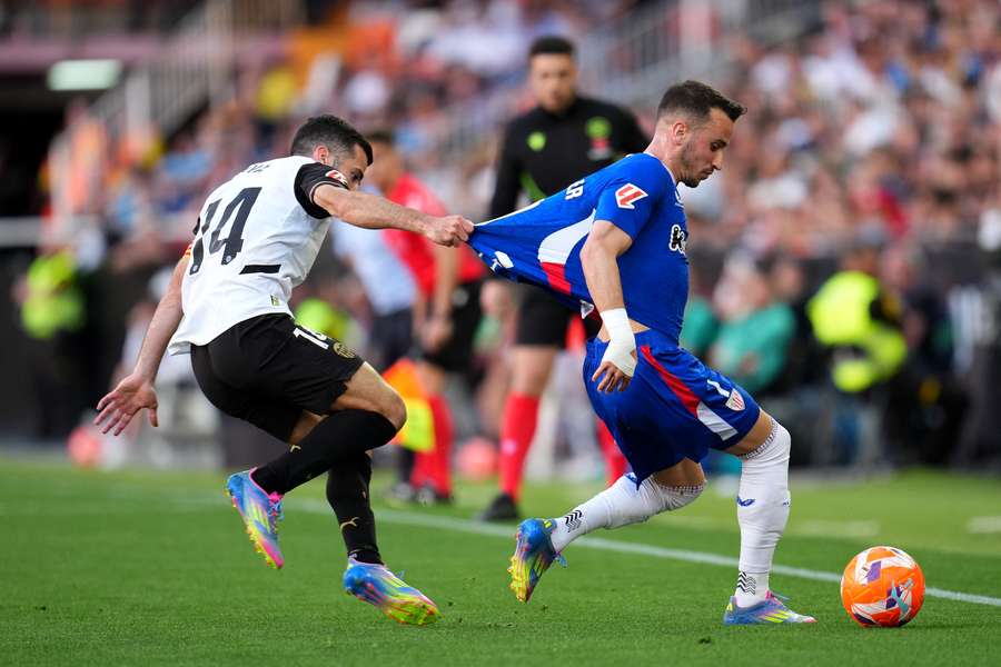 Berenguer es agarrado en Mestalla