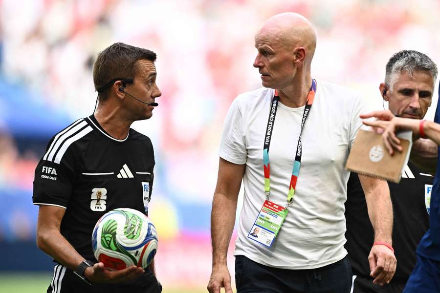 Solbakken v debatě s rozhodčím Turpinem. Solbakken v debatě s rozhodčím Turpinem.
