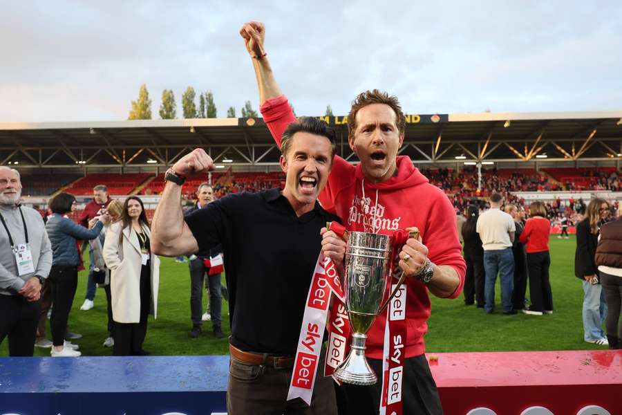 Rob McElhenney a Ryan Reynold slaví postup Wrexhamu do Championship.
