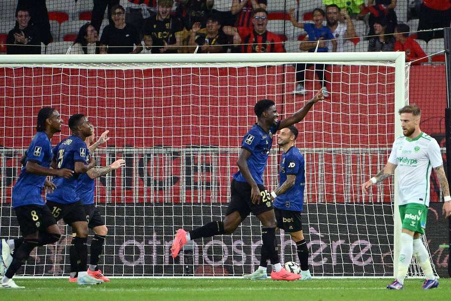 Mohamed-Ali Cho celebra el tercer gol del OGC Niza