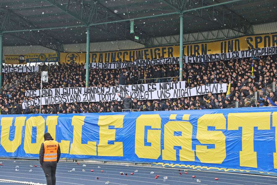 Fans von Eintracht Braunschweig protestieren gegen den Teilausschluss