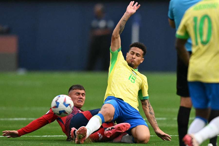 João Gomes durante disputa de bola contra a Costa Rica