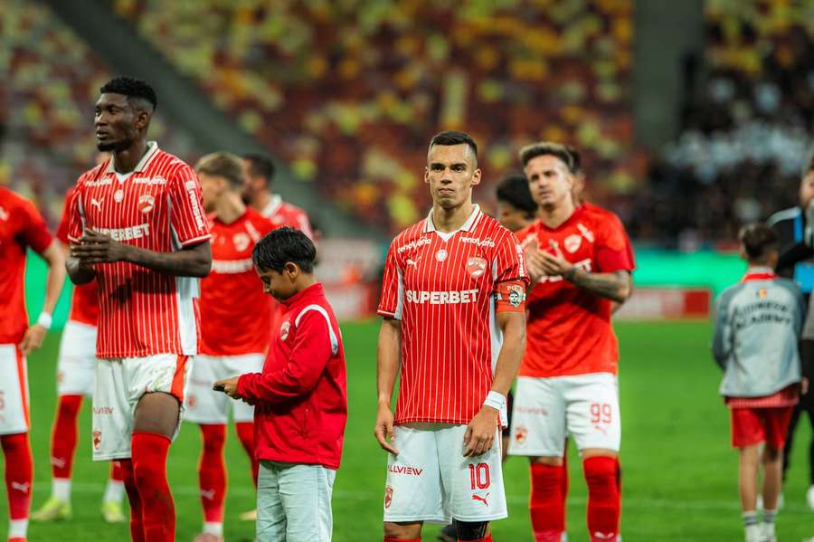 Cătălin Cîrjan (centru) este căpitanul lui Dinamo