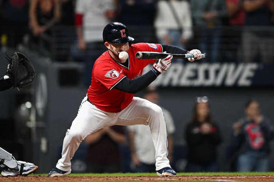 David Fry levou bolada no rosto ao tentar executar um bunt 