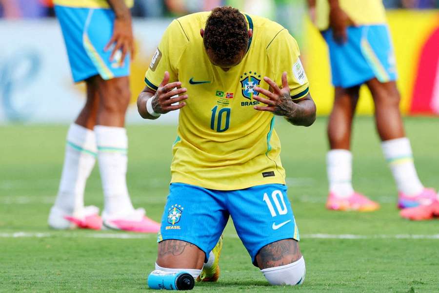 Neymar reza e lamenta após derrota para Noruega Neymar reza e lamenta após derrota para Noruega