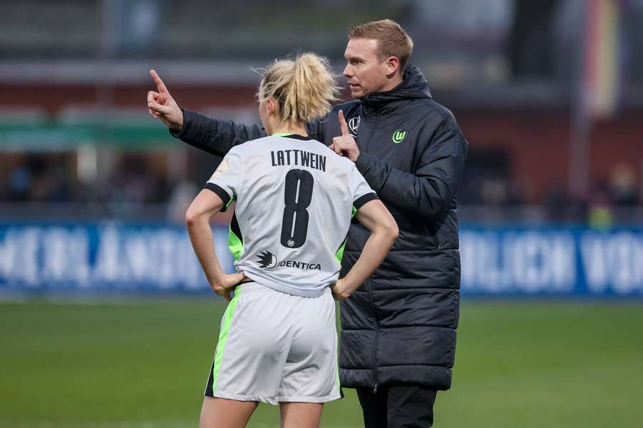 Lena Lattwein im Gespräch mit VfL-Trainer Stroot