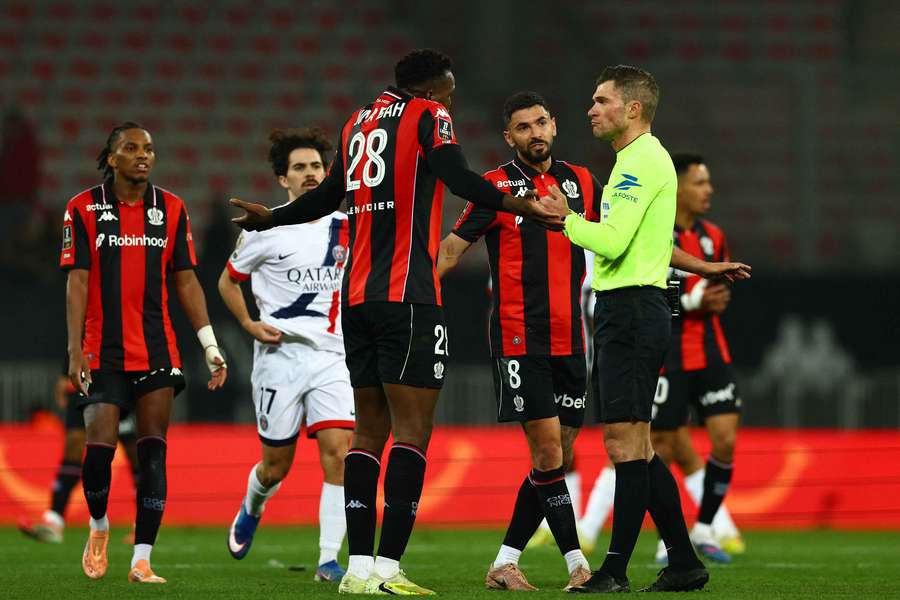 Il Nizza durante la sfida col Psg