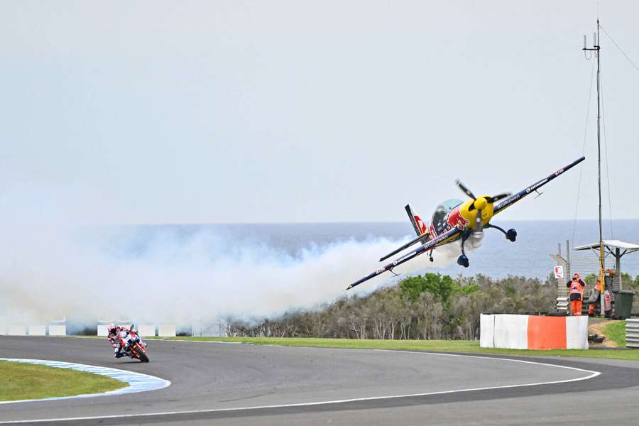 Casey Stoner, tomando una curva durante una exhibición aérea previa a la carrera en Phillip Island 