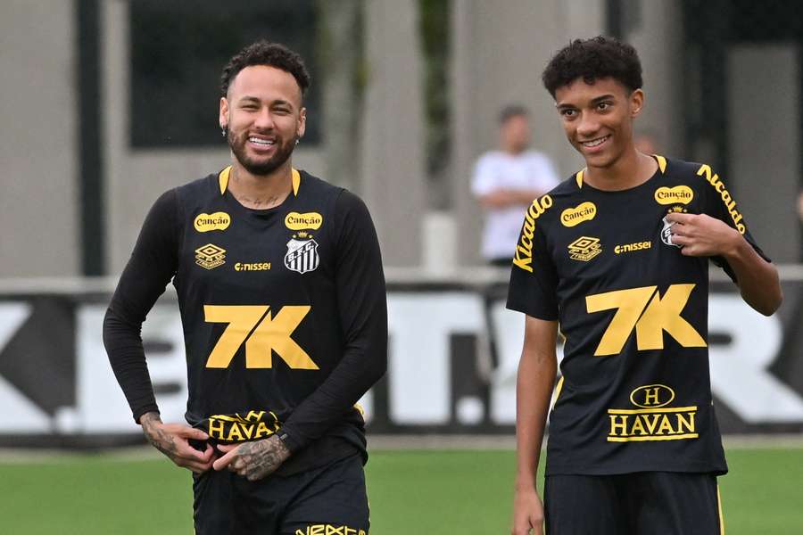 Neymar ao lado de Robinho Jr. durante treinamento do Santos na última temporada