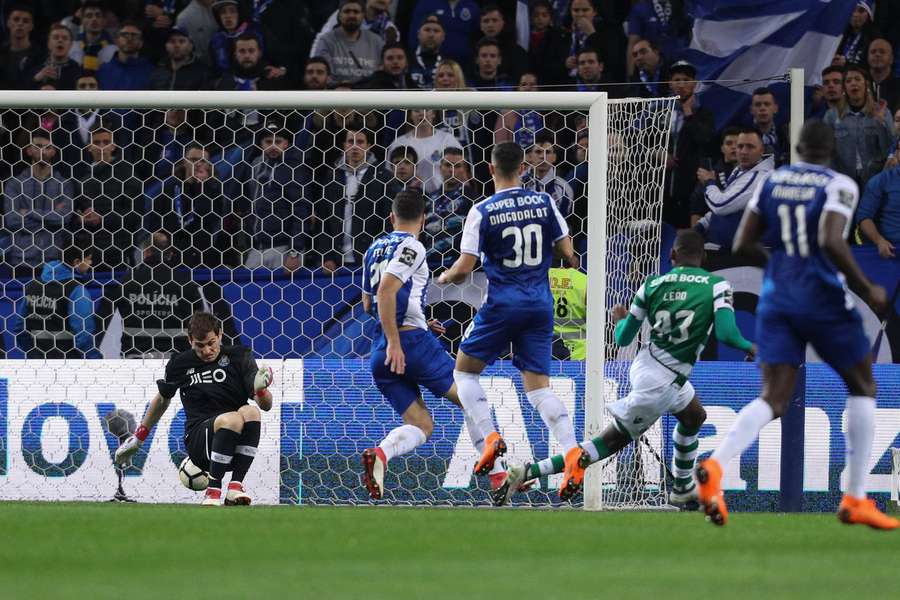 Rafael Leão estreou-se com um golo a Casillas