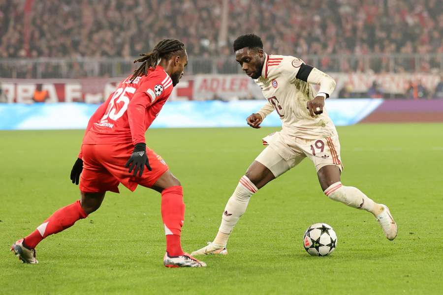 Alphonso Davies (dreapta), integralist pentru Bayern în victoria cu 1-0 înregistrată de bavarezi cu Benfica, în runda a 4-a din Liga Campionilor