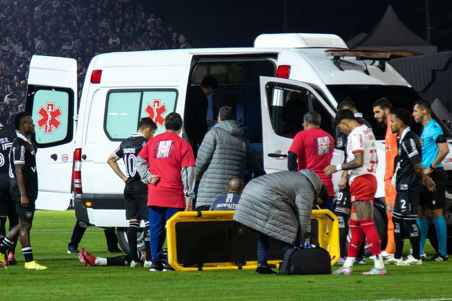 Marlon Freitas saiu de ambulância em Bragantino x Botafogo