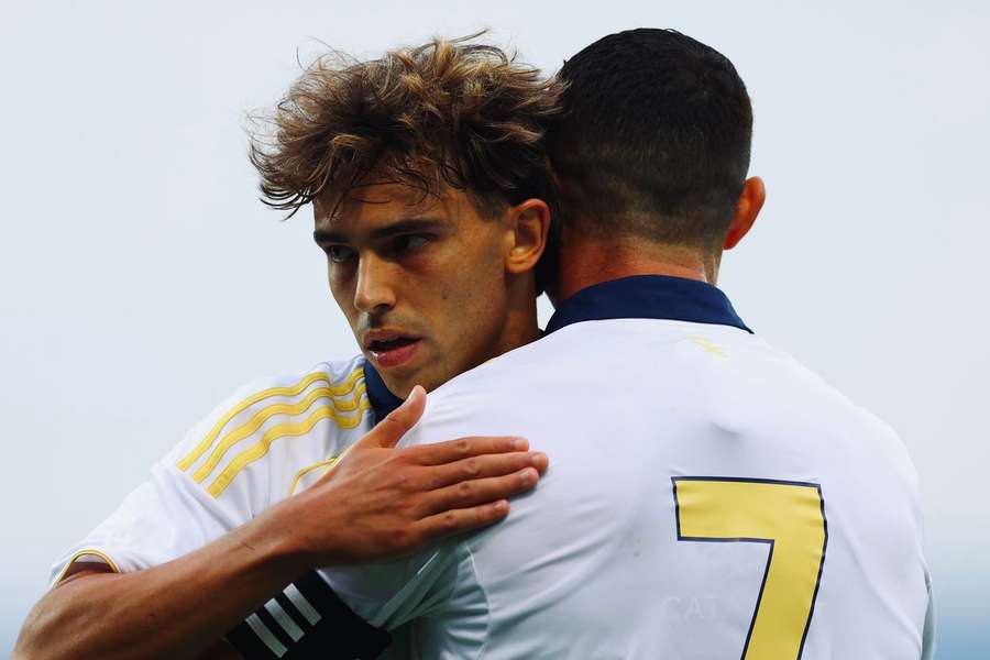 João Félix abraça Cristiano Ronaldo