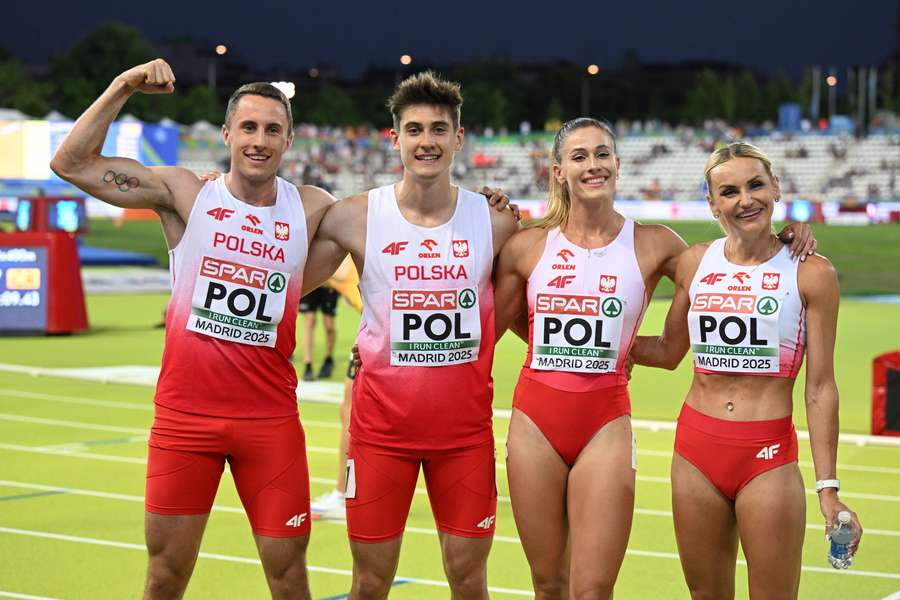 Daniel Sołtysiak (L), Maksymilian Szwed (2L), Natalia Bukowiecka (2P) i Justyna Święty-Ersetic (P) na mecie sztafety mieszanej 4 x 400m