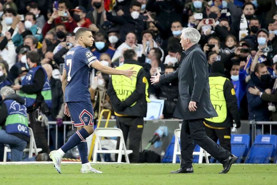 Mbappe și Carlo Ancelotti se salută după un duel în Liga Campionilor