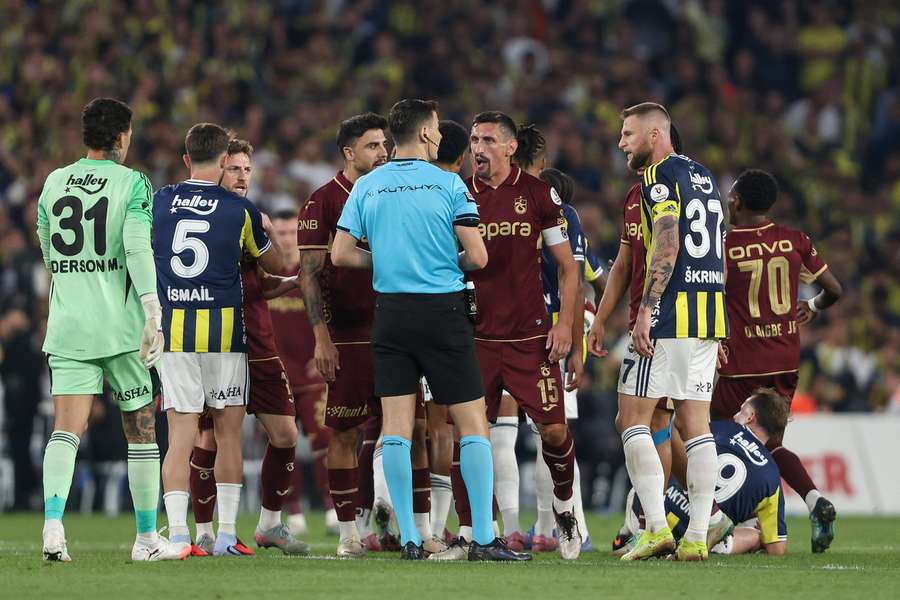 Fenerbahçe e Trabzonspor reagem após uma entrada de Kerem Akturkoglu