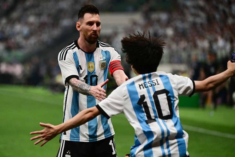 Um fã salta para abraçar Messi