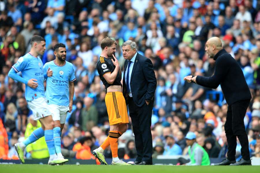 Leeds United's English head coach Sam Allardyce (CR) speaks with Leeds United's English striker Patrick Bamford