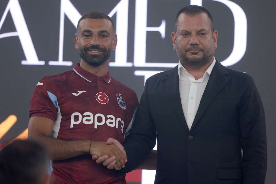 Ertugrul Dogan, presidente do Trabzonspor, na apresentação de Salah Ertugrul Dogan, presidente do Trabzonspor, na apresentação de Salah