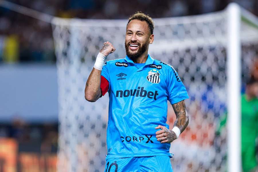 Neymar comemora gol de Rony contra o Remo Neymar comemora gol de Rony contra o Remo