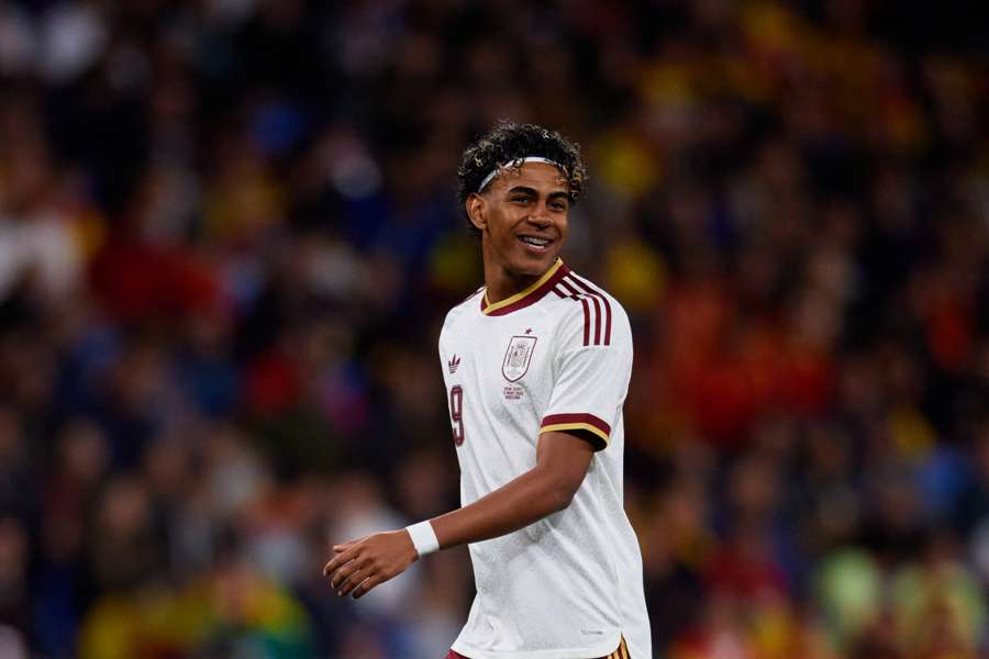 Lamine Yamal affiche son sourire lors du match amical international entre l'Espagne et l'Égypte au RCDE Stadium de Barcelone, le 31 mars 2026.