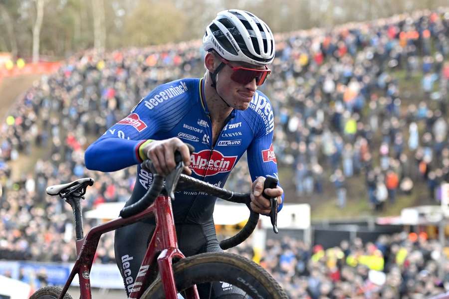 Trods rygproblemer er det lykkedes Mathieu van der Poel at vinde fire cyklecrossløb i denne sæson.