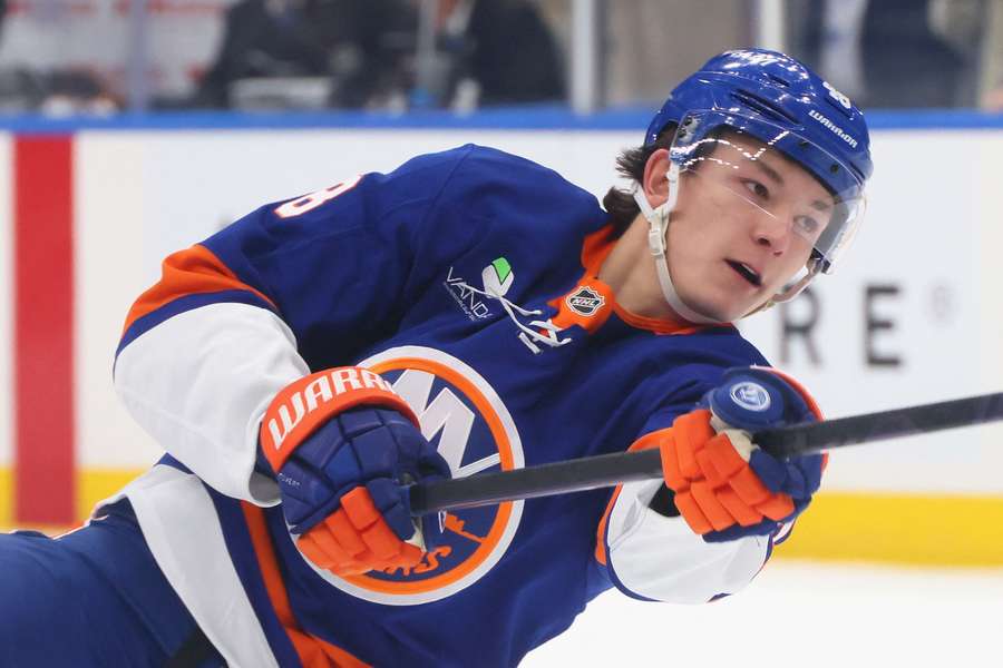 Islanders' Matthew Schaefer taking a shot