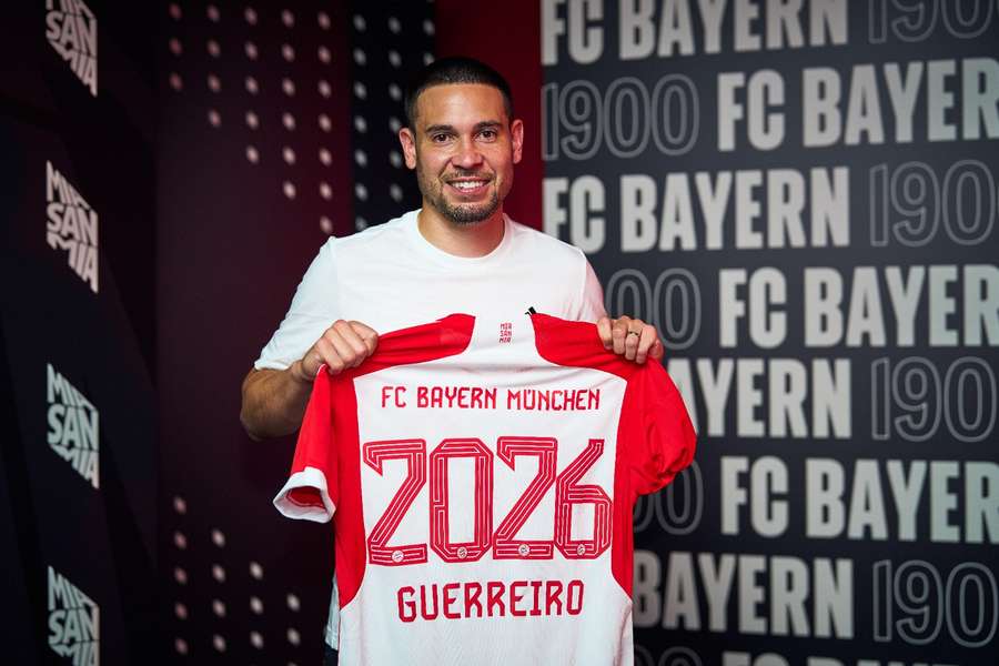 Raphaël Guerreiro firma por el Bayern Munich hasta 2026