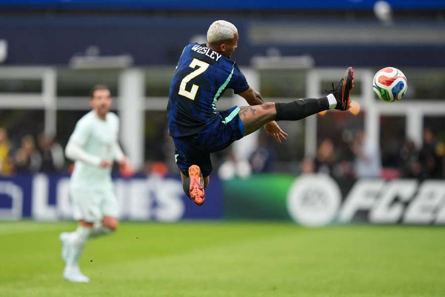 Il romanista Wesley in azione con la maglia del Brasile