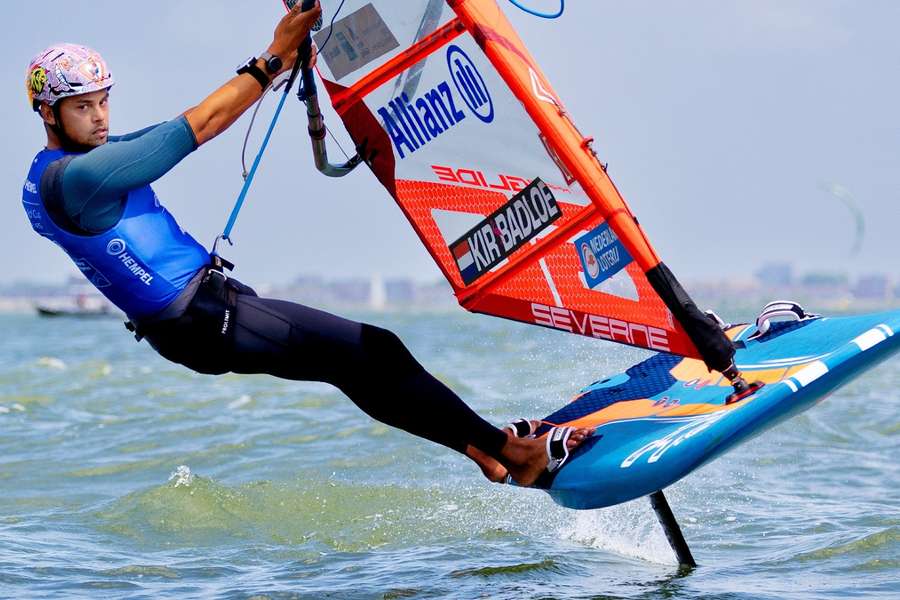 Kiran Badloe in actie tijdens zijn iQFOil men race op de Allianz Regatta zeilen