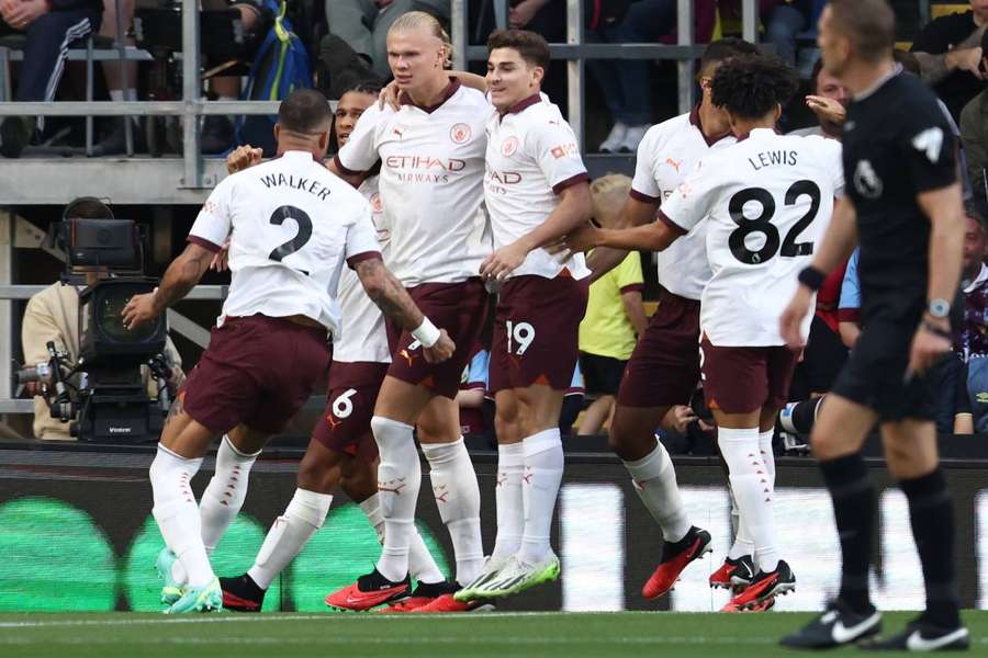 Haaland é celebrado pelos companheiros após marcar contra o Burnley