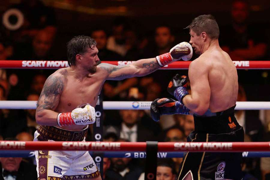 Usyk (v bielom) napokon Verhoevena porazil.