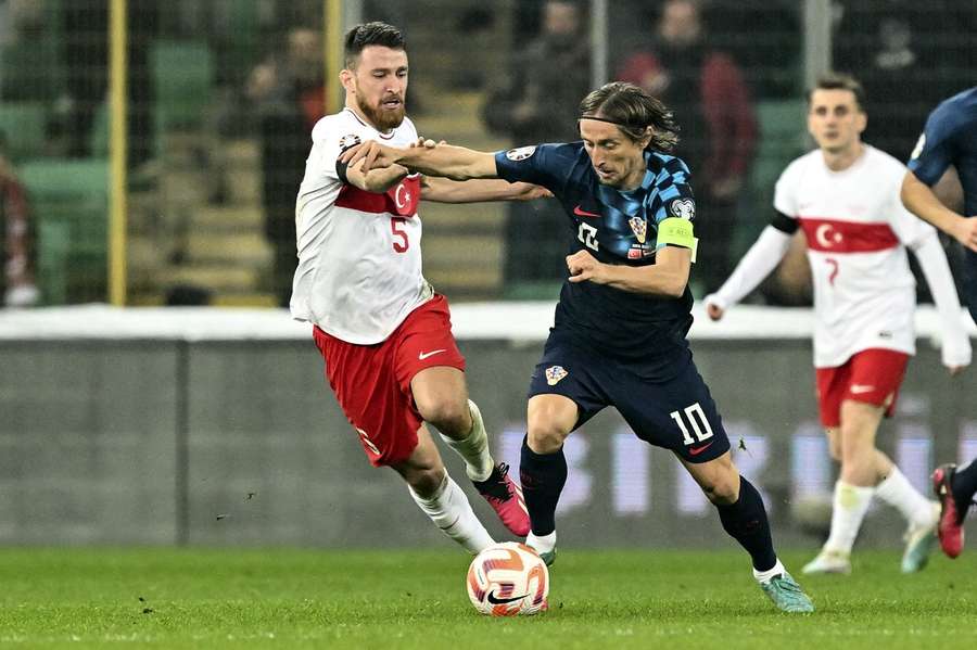 Turkije's Salih Ozcan en Kroatië's Luka Modric dueleren om de bal tijdens de vorige ontmoeting op 28 maart