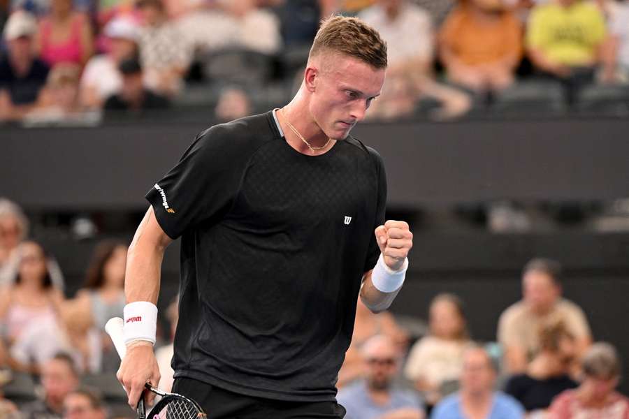 Jiří Lehečka v Brisbane porazil krajana Tomáše Macháče. Jiří Lehečka v Brisbane porazil krajana Tomáše Macháče.