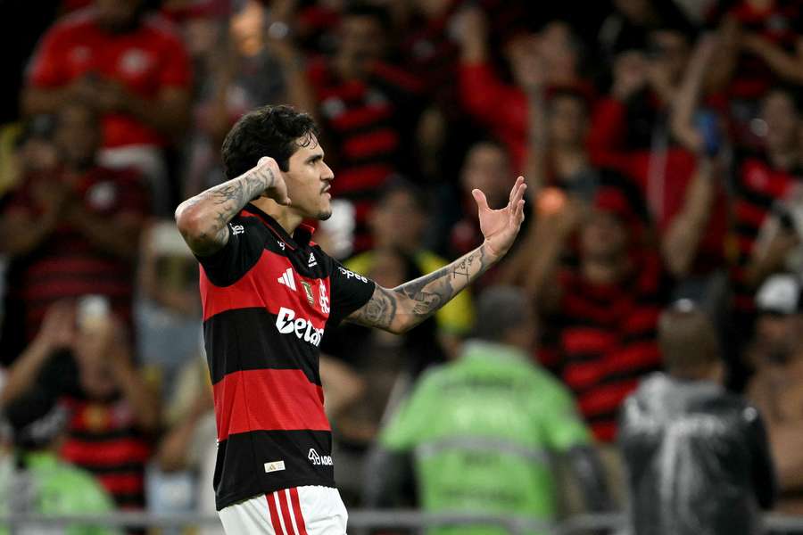Pedro, do Flamengo, comemora gol contra o Estudiantes pela Copa Libertadores.