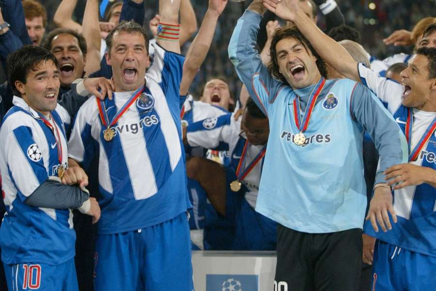 Deco e Jorge Costa levantam troféu da Liga dos Campeões Deco e Jorge Costa levantam troféu da Liga dos Campeões