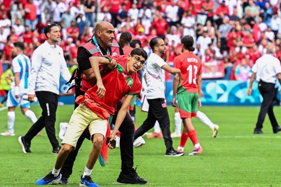 Des supporters marocains ont envahi le terrain.