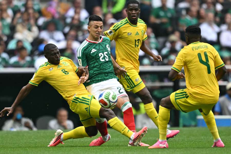 Cupa Mondială: gazda Mexic debutează cu succes și învinge Africa de Sud cu 2-0 în Grupa A Cupa Mondială: gazda Mexic debutează cu succes și învinge Africa de Sud cu 2-0 în Grupa A