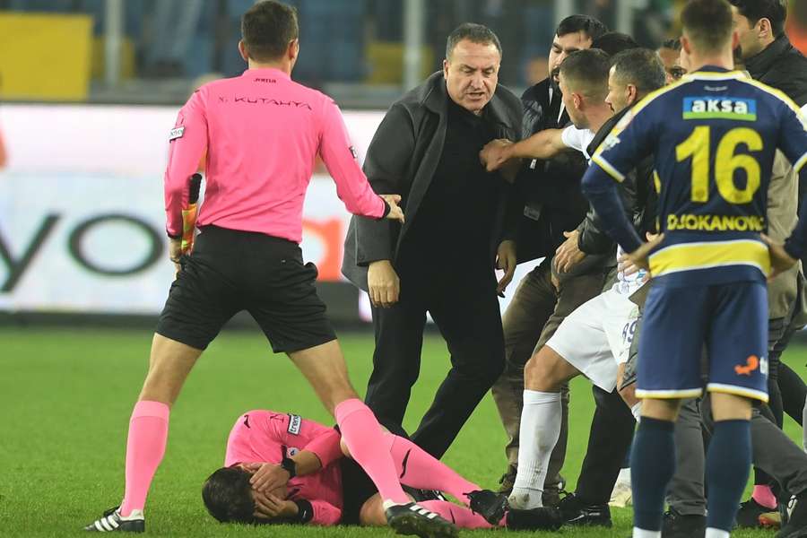 Faruk Koca, voorzitter van Ankaragücü, sloeg na het laatste fluitsignaal de arbiter in zijn gezicht