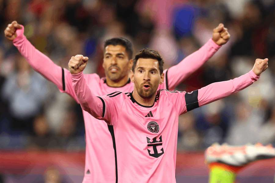 Messi so Suárezom oslavujú zásah do siete Ravasa.