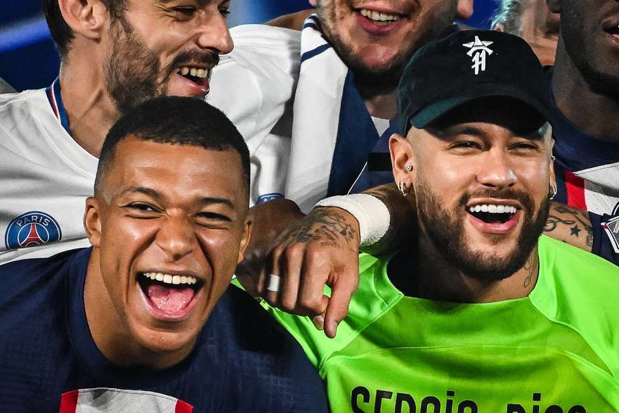 Mbappe și Neymar sărbătoresc câștigarea titlului în Ligue 1 cu PSG, sezonul 2022/2023