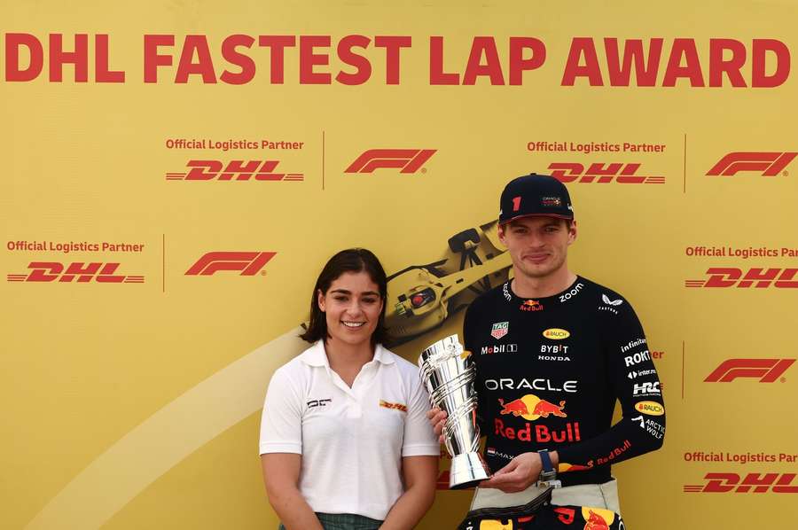 Max Verstappen won een trofee voor het rijden van de snelste ronde in de Grand Prix van Abu Dhabi in 2023