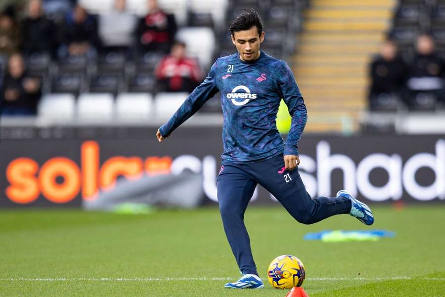  Nathan Tjoe-A-On tijdens een warming-up van Swansea City