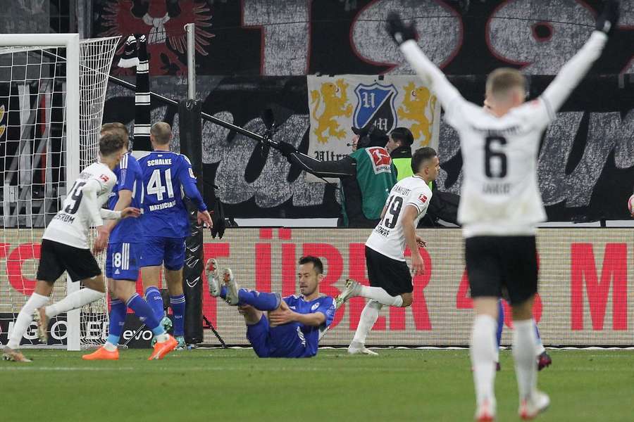 Rafael Borré marcou o 2-0 e assistiu o português Buta para o 3-0 com que o Eintracht afundou ainda mais o Schalke 04