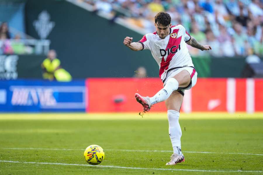 Andrei Rațiu, printre cei mai slabi de pe teren în meciul cu Sevilla Andrei Rațiu, printre cei mai slabi de pe teren în meciul cu Sevilla