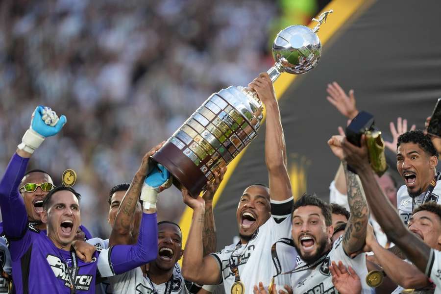 Luiz Henrique y sus compañeros, eufóricos con la copa