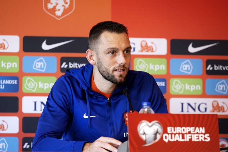 Stefan de Vrij tijdens de persconferentie van maandagmiddag in Portugal