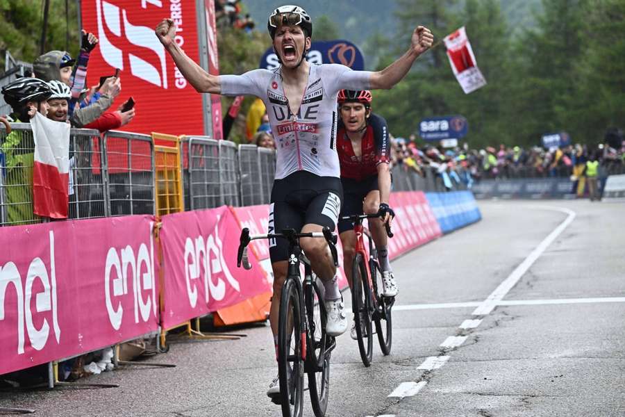 Joao  Almeida wygrał 16. etap Giro d'Italia, Thomas nowym liderem wyścigu
