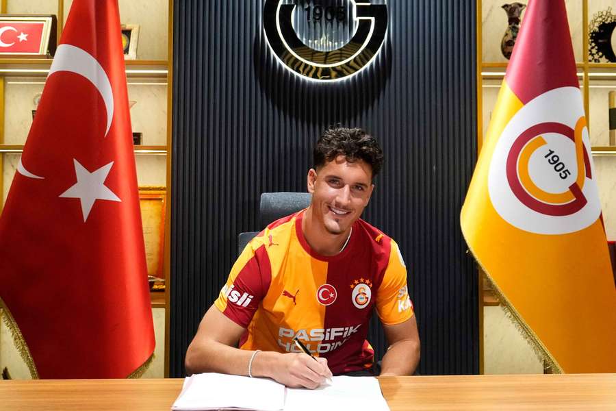 Deniz Gül assinou por cinco anos pelo Galatasaray Deniz Gül assinou por cinco anos pelo Galatasaray